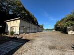 倉庫外観と建物間の空間