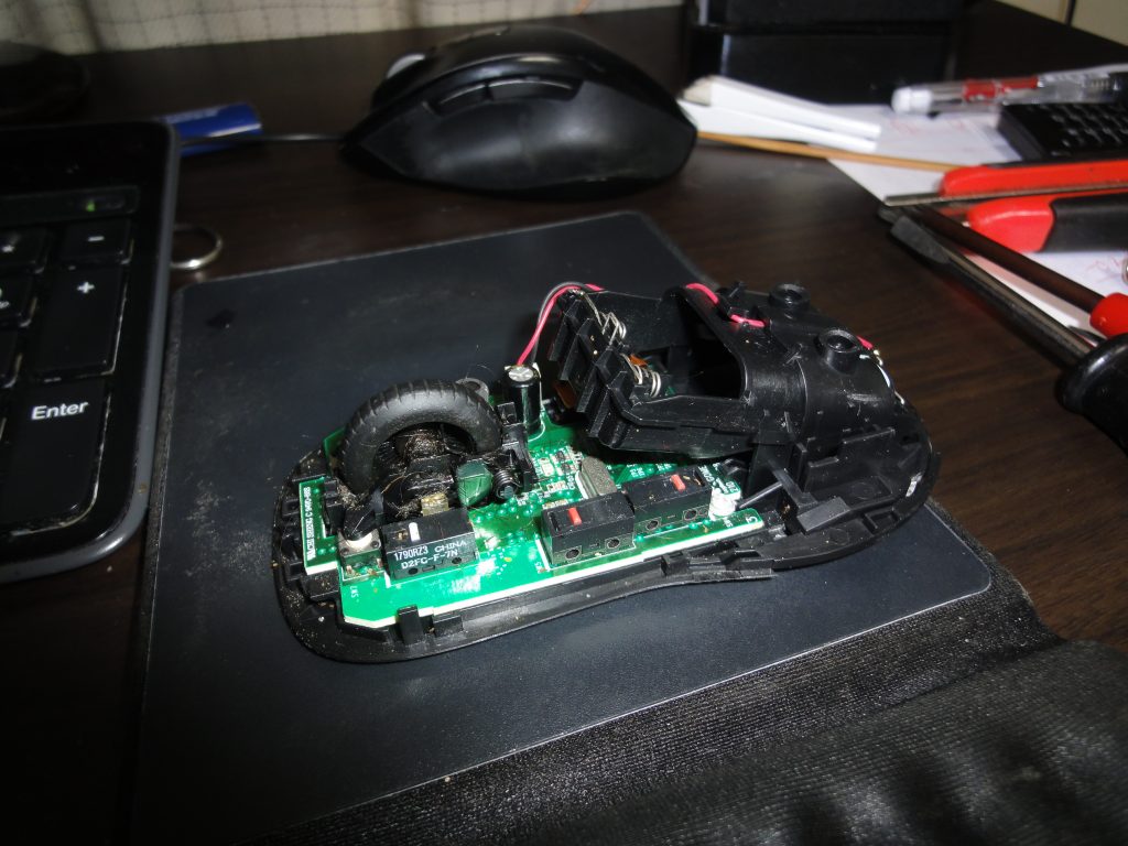 エアダスターでお掃除（マウスの分解・清掃しました）