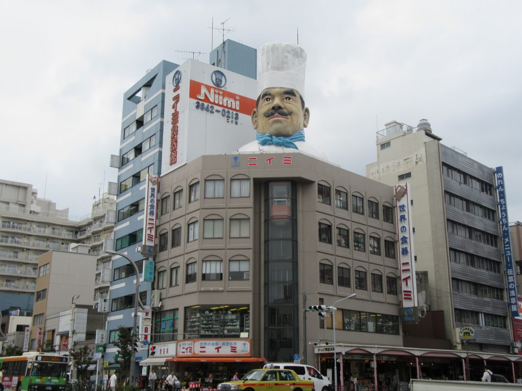 かっぱ橋道具街のジャンボコック（ニイミ洋食器店）