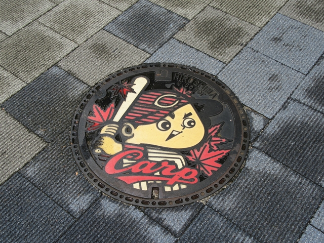 赤い色のローソン　マンホールまで