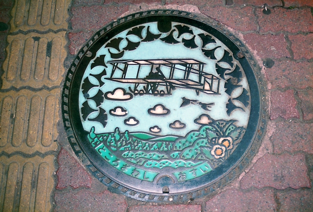 マンホールふたに広告はいかが？（所沢市で全国初マンホール広告）