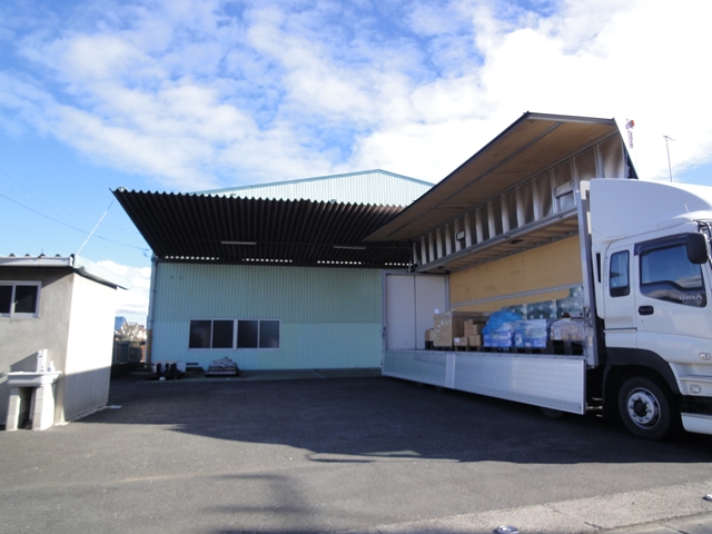 加須市の倉庫と大型車両